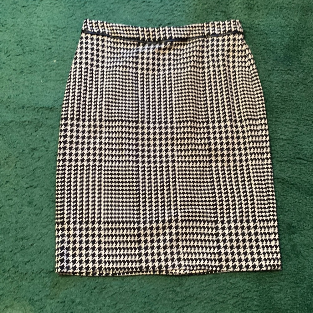 Talbots’s NWT black and white houndstooth skirt. Size 8